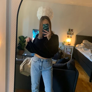 Jeans  - Andra bilden är lånad. Byxorna är för stora för mig och är därför inte så lätt att visa snyggt på. Är Dagny mom jeans från Gina. Knappt använda 
