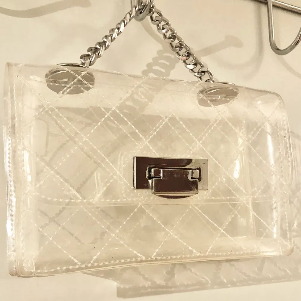 Beautiful purse. Can fit Phones, Wallets and more. Never really used it before. Was quite expensive when I bought it. If i remember correctly I bought this one at COS when I was living in Amsterdam. . Accessoarer.