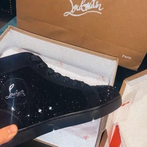 Äkta loubitins - Äkta loubitins skor med alla tillbehör, shopping påse samt dustbag storlek 39/40 passar både dam och herr. pris i butik ca 14.000kr (kvitto fattas)  Har fått dom som pressent aldrig använt dom. Först till kvarn