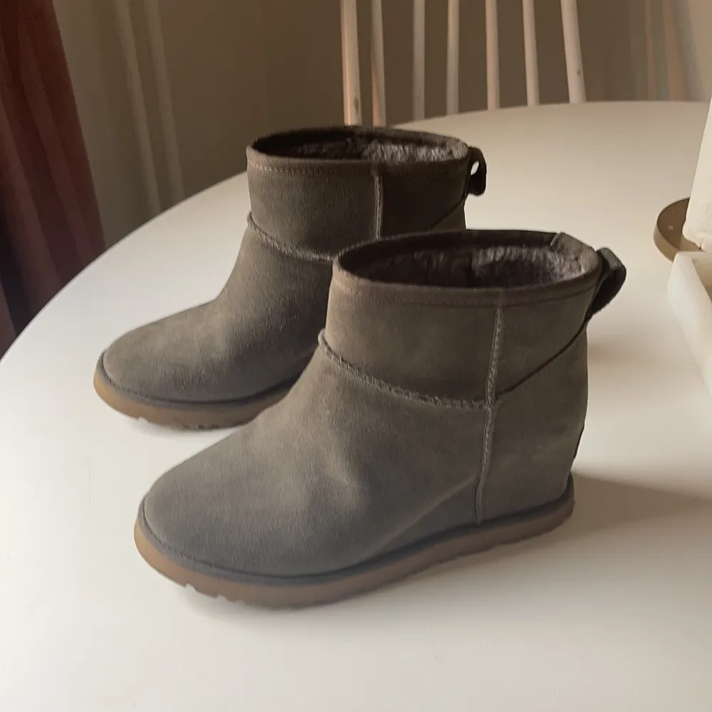 Uggs endast använda 1 gång, storlek 37 nypris : 1800:-. Skor.