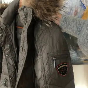 Vinterjacka från Rockandblue med äkta päls. Köptes för 4000kr, säljer för 1000. Jackan är i väldigt bra skick och jag säljer den pga ingen användning!❤️ 