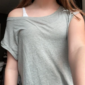 Sister  -  En vanlig t-shirt, passar nog de som har storlek S😊💚