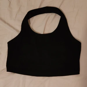 En bekväm topp från SHEIN i storlek M - Toppen är lite för stor och därför visas den inte på. Ett enkelt bas topp som är enkelt att matcha till annat. Om ni har några frågor kan ni höra av er! :) Jag kan mötas i Umeå men också skicka på posten.