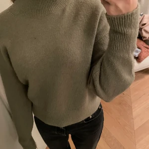 Stickad tröja  - Superfin stickad tröja i en härlig grön färg från & other stories, perfekt till hösten. 