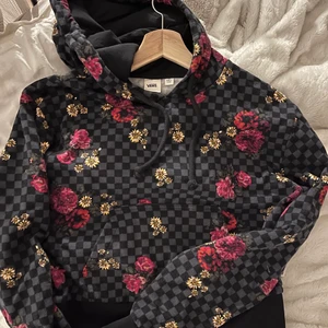 Vans hoodie - Säljer denna fina unika vans hoodien då den inte kommer till användning längre💕 Nypris 600 kr säljer för 200 + spårbar frakt 66 kr📦🥰