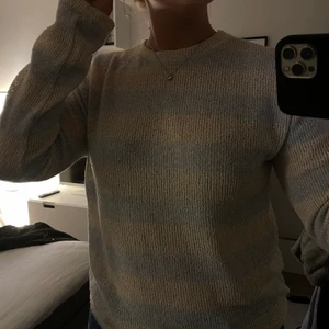 Randig tröja - Jättefin blå och vit randig tröja från Zara. 