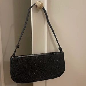 Glittrig väska - Säljer denna glittriga partyväska ifrån NAKD. Sparsamt använd! Köpt för 400kr