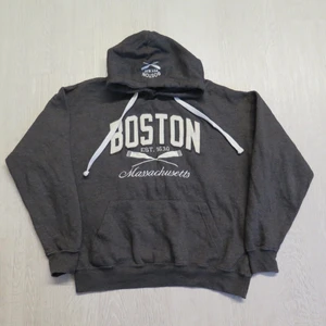 boston hoodie - Boston hoodie strl M. Passar bra som oversize om man har mindre strl :) 66 kr spårbar frakt.  Skicka meddelande vid frågor/fler bilder!  Notera att små defekter kan finnas då den inte är ny. Större brister nämns tydligt i annonsen/visas på bild. OBS! Bud är bindande!!!!!!!  