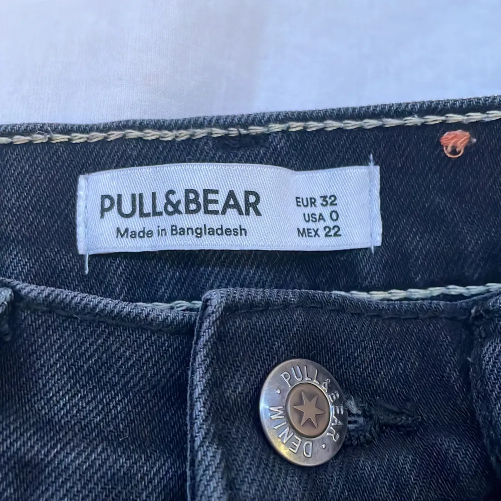 ett par snygga gråa jeans med slits från pull and bear, i storlek 32/xs. Jeans & Byxor.