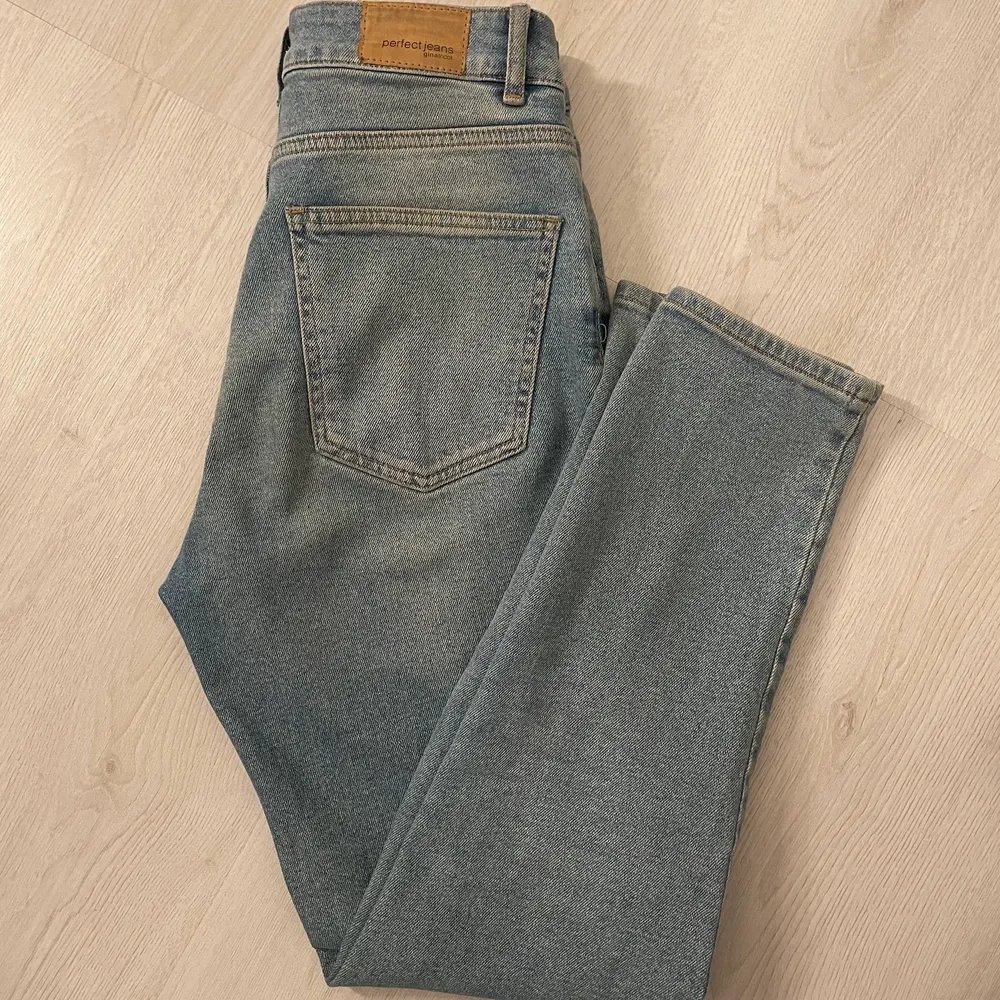 Ett par blåa mom jeans ifrån Gina Tricot i stl 36. Säljes pga att dem va för stora för mig. Jeans & Byxor.