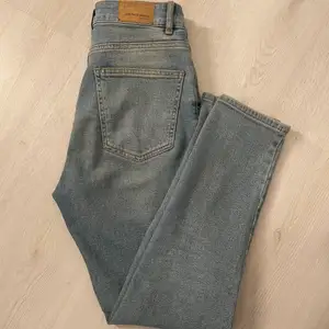Ett par blåa mom jeans ifrån Gina Tricot i stl 36. Säljes pga att dem va för stora för mig