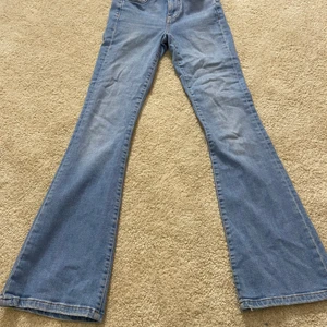 Jeans XS Gina Tricot  - Utsvängd modell, stretchigt material, knappt använda