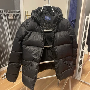Vinterjacka Gant - Säljer nu min svarta Gant dunjacka. Den är i storlek S. Nypris 3000. 