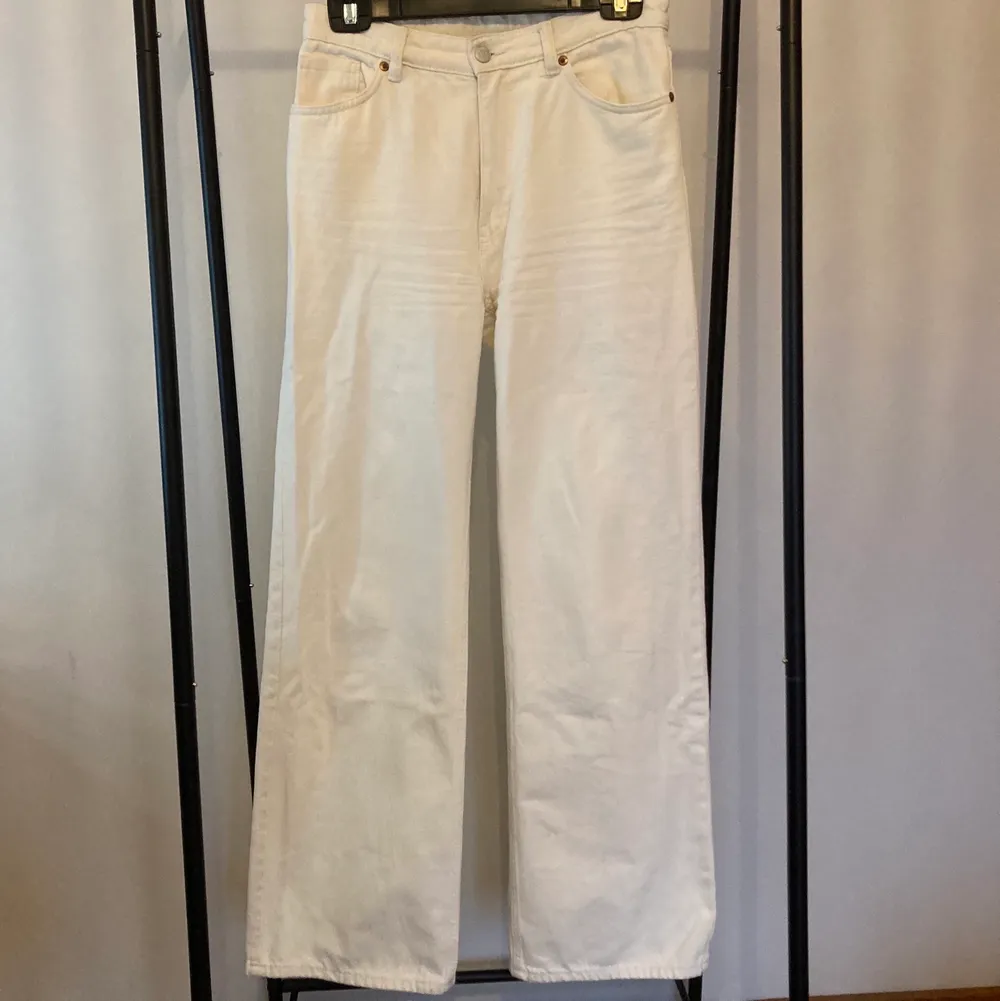 Svin snygga vita jeans från Monki!! Jätte bra skick! Skicka meddelande för fler bilder eller om du har frågor🥰. Jeans & Byxor.