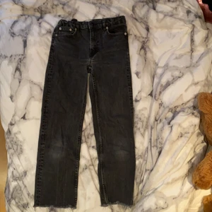 Stentvättade Jeans från lager 157 - Hejsan, säljer ju mina favorit jenas som blivit försmå. Köparen står för frakten! Domma byxorna är väl använda och dom är super sköna!! Men kan reglera midjan och de ska vara fransar längst ner på byxorna☺️💕 gör av er om ni har några funderingar eller ä intresserade och vill ha fler bilder!💖