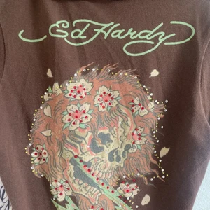 Brun edhardy - !(lånade bilder från förra säljare) Säljer min favorit ed hardy tröja som jag köpte på plick, säljer den eftersom den inte kommer till användning Längre. Har använts bara några gånger så den är som nyskick. 