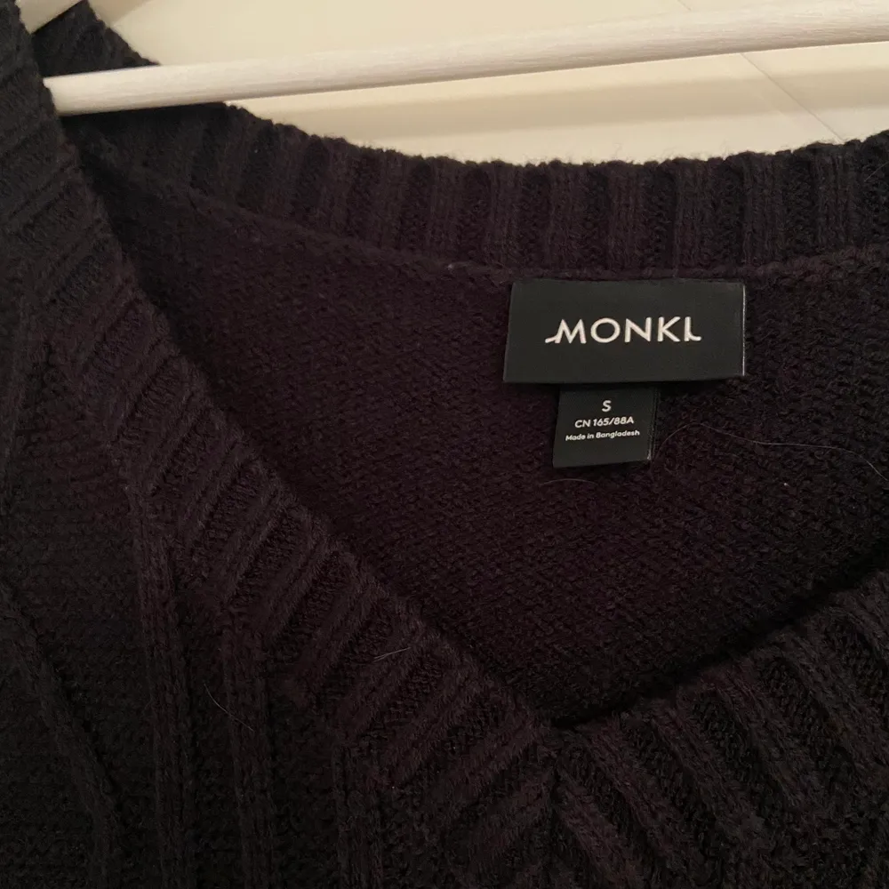 En svart kabelstickad väst från monki i storlek S, dock är den oversized. Västen är i mycket bra skick då den endast är använd 1 gång, köpte den för 250 kr och säljer nu för 150 kr. Betalning sker via swish 🤍. Tröjor & Koftor.