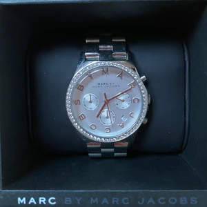Marc Jacobs klocka  - Silvrig Marc Jacobs klocka, från 2014, i modellen MBM3104. Batteri behöver bytas.