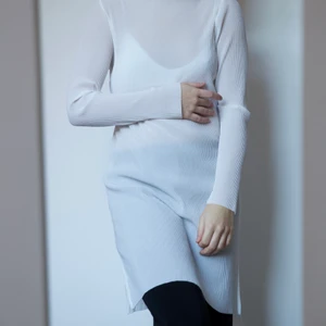 VIT GENOMSKINLIG KLÄNNING - Seethrough klänning i fint skick, stretchig/ribbad. Passar allt från XS-M.