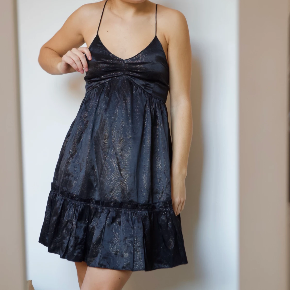 SVART KLÄNNING MED GULD