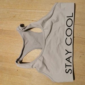 Grå topp!  - Jättefin grå topp med texten "stay cool". Superskön, finjae bra som träningstopp men verkligen en myspys topp också. Vid köp av flera av mina andra toppar/bh:ar får du denna och gratis! 