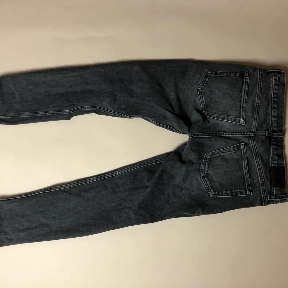 Ett as snygga Weekday Jeans som jag vuxit ur, väldigt bra cond inga missfärgningar eller liknade. Köpta för 500 kr.. Jeans & Byxor.