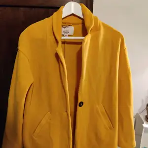 Jättefin gul jacka/kappa från pull&bear💛 I väldigt mjukt härligt material. Som ny! Frakt tillkommer!