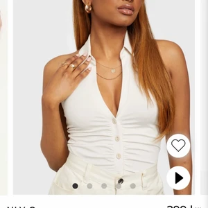 Collar halterneck body - Nyligen köpt från Nelly för 300 kr. Är väldigt fin och har inga fläckar eller defekter. Anledningen till att jag vill sälja är för att jag personligen tycker det är obekvämt med toppar runt nacken 🤍  skriv för intresse!