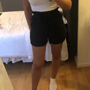 Svarta shorts i tyg från H&M i storlek 36.