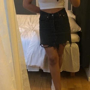 Levis Jeanskjol - Jeanskjol från Levis i storlek W24. Säljer då den tyvärr är för stor för mig i midjan. 