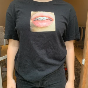 Nike t-shirt  - Jättefin Nike tröja med tryck på magen. Den ungefär 1,5 år gammal men i väldigt fint skick.