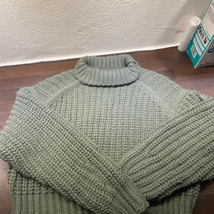 stickad tröja storlek XS - Grön stickad tröja. Använd 1-2 gånger. Säljer för 150 kronor och frakten ingår i priset☺️