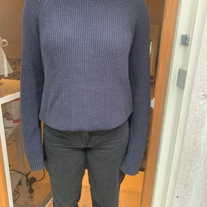 Stickad tröja från HM - Marinblå stickad tröja, väldigt fin och mysig. Den är ganska gammal men är i fint skick.