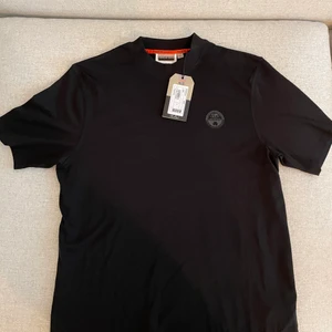 Napapijri  - Enkel och snygg, dessutom helt ny.  T-Shirt från Napapijri. 