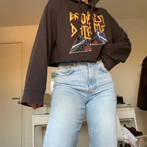 Hoodie - Svart hoodie med vida armar 🖤 Använd men i bra skick!