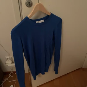 Zara - Sjukt populär stickad långärmad från zara i blått💙knappt på ärmarna som ni kan se på sista bilden🥰bara kommit till användning 1-2 gånger
