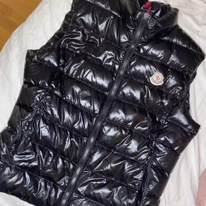 Moncler väst  - Äkta moncler väst i storlek 2 passar s/m  PRIS går och diskutera 