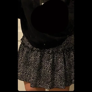Zara kjol - En jätte fin kjol som är köpt för nått år sedan men insåg rätt snabbt efter jag köpt den att jag inte är någon kjol person. Så den är använd 1 gång sen har den bara legat i min garderob helt orörd (den har inga hål/skador).                            Om man vill ha det levererat så står köparen för frakten💗