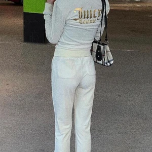 Juicy couture set XS/XXS beige - Barnstorlek 160cm men byxorna passar XS-S koftan är insydd på sidorna så skulle säga att den sitter som en XXS älskar den här 😍❤️