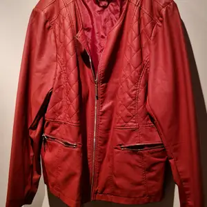 Snygg röd-brun jacka, storlek 52, aldrig använd. 