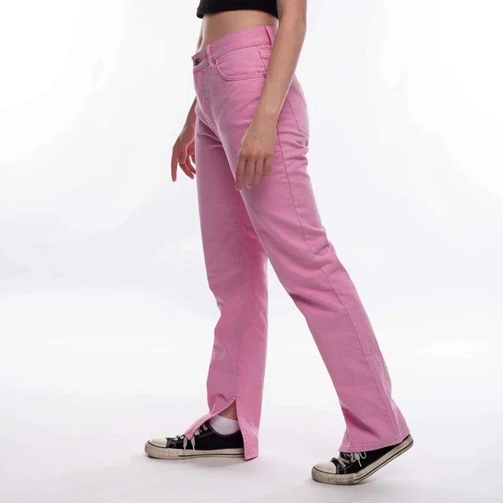 Rosa jeans med slits från ASOS                          Storlek: W28 L32                                              Modellen på bilden är 165cm                                 Skick: Bra                                                                    För mer bilder och info, skicka DM                    Betalning sker via Swish                                      Kunden betalar frakt. Jeans & Byxor.