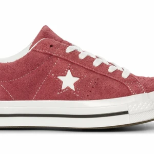 One star converse  - One star converse i vinröd mocka! Storlek 37,5 men skulle säga mer 38.