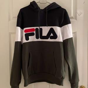 Säljer min fila hoodie i stolek S i fint skick andvänd några få gånger🥰