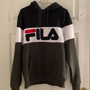 Fila hoodie - Säljer min fila hoodie i stolek S i fint skick andvänd några få gånger🥰