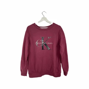 Calvin Klein pullover - En snygg CK sweatshirt i lätt material. Avslappnande passform. Nyskick!
