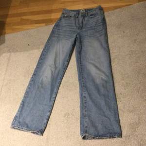 Coola jeans, som jag säljer då de är lite stora. Använda 6 gånger som max, skriv gärna om du har några funderingar😊