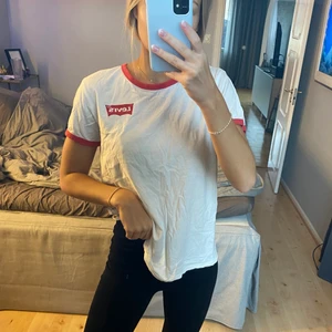 T-shirt - Snygg t-shirt från levi’s. Köparen står för frakten. Kram💓