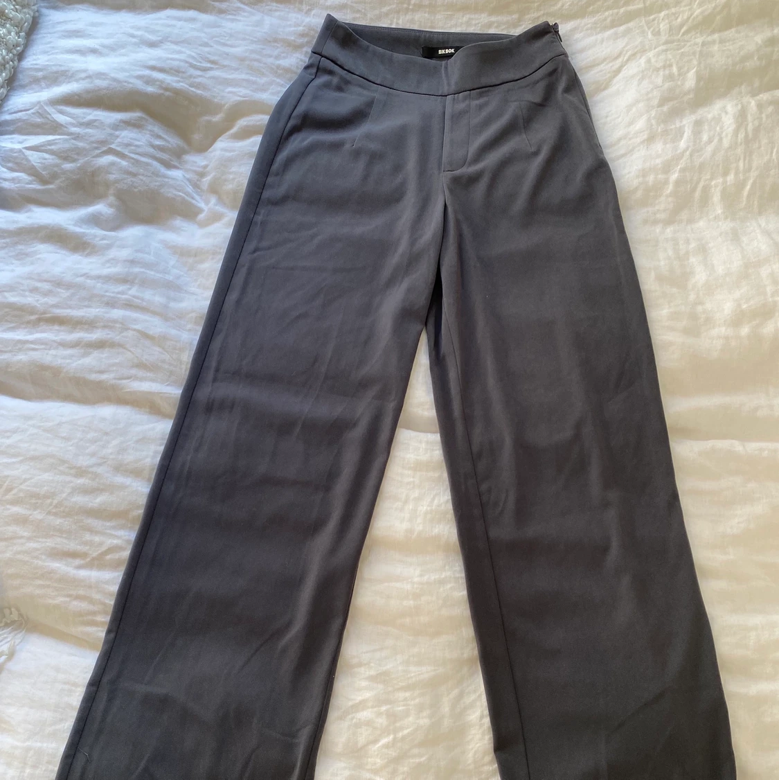 Gråa kostymbyxor från bikbok - 90