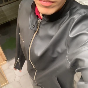 Stütterheim regnjacka  - Asfet regnjacka från svenska märket Stütterheim. Väldigt bra kvalitet då stütterheim gör saker som är meningen att hålla länge. Köpt secondhand men i helt nyskick, 10/10 condition inga flaws. Armarna är lite flared längst ut med hjälp av dragkedjorna, designen liknar en läderjacka men är gjort av gallonmaterial. Size manligt M och sitter som M, men passar på både tjejer och killar. Nypris på sådan här jacka är cirka 2000kr, mitt pris: 1100kr.       Fårgor? Bara skicka dm!🙌