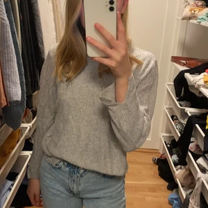 Stickad tröja från zara - Stickad tröja i stl 152 men som sitter bra på mig i stl S/Xs men som aldrig kommer till användning. Säljer för 120 då frakt ingår. Tröjan är i slits vid midjan och i ärmarna som ni ser på bilden. Mycket bra skick